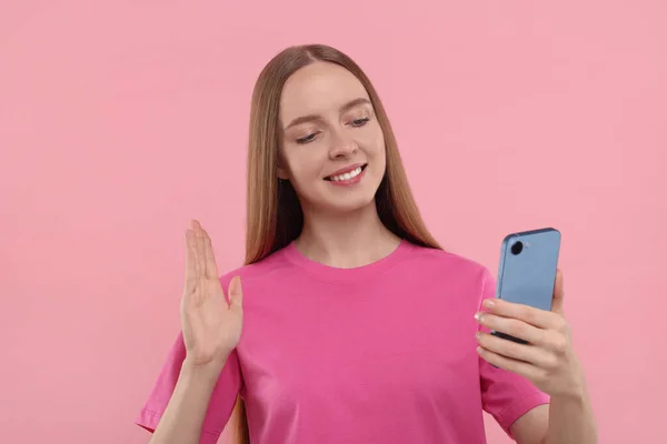 Glad Ung Kvinne Ved Hjelp Smarttelefon Videochat Rosa Bakgrunn – stockfoto