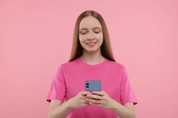 Jovem Feliz Usando Smartphone Fundo Rosa — Fotografia de Stock
