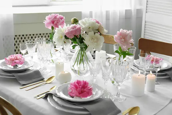 Ambiente Mesa Elegante Com Belas Peônias Sala Jantar — Fotografia de Stock