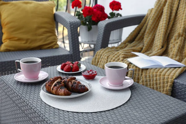 Kültéri Reggeli Teával Croissant Rattan Asztalon Teraszon — Stock Fotó
