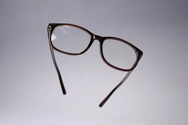 軽い灰色の背景にスタイリッシュなペアのメガネ — ストック写真