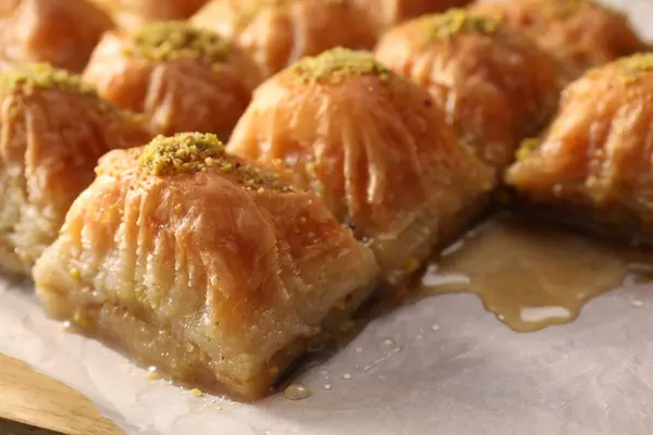 Fıstıklı enfes bir baklava, yakın plan.