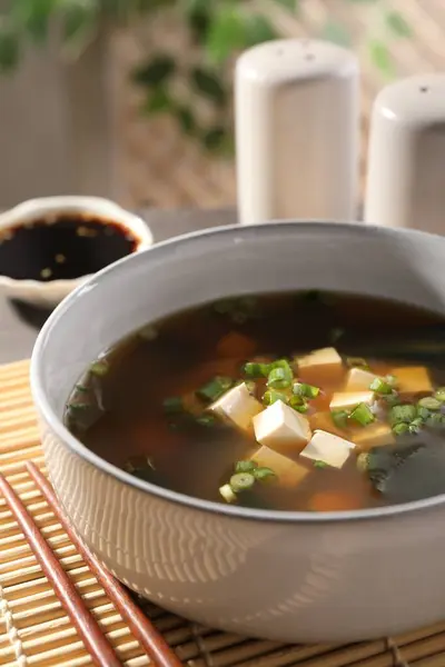 Ένα Μπολ Νόστιμη Σούπα Miso Tofu Και Chopsticks Στο Τραπέζι — Φωτογραφία Αρχείου