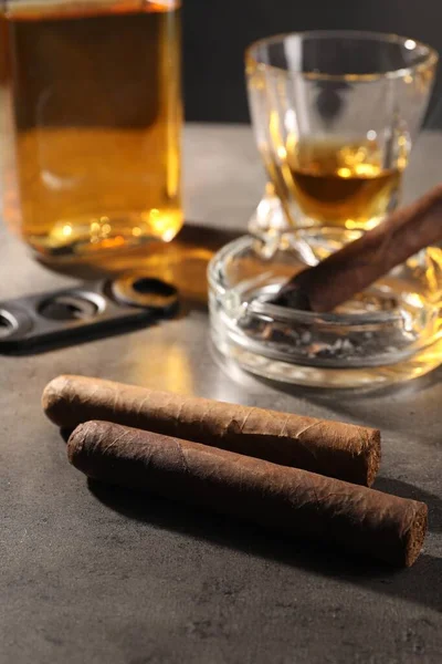Zigarren Aschenbecher Und Whiskey Auf Grauem Tisch Nahaufnahme — Stockfoto