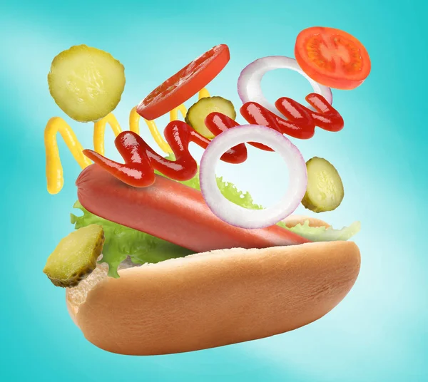 Hot Dog Zutaten Der Luft Auf Hellblauem Hintergrund — Stockfoto