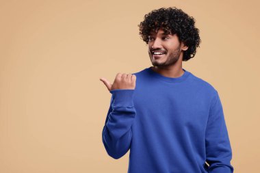 Bej arka planda yakışıklı adam, metin için boşluk