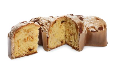 Beyaz arka planda lezzetli İtalyan Paskalya güvercini pastası (geleneksel Colomba di Pasqua)