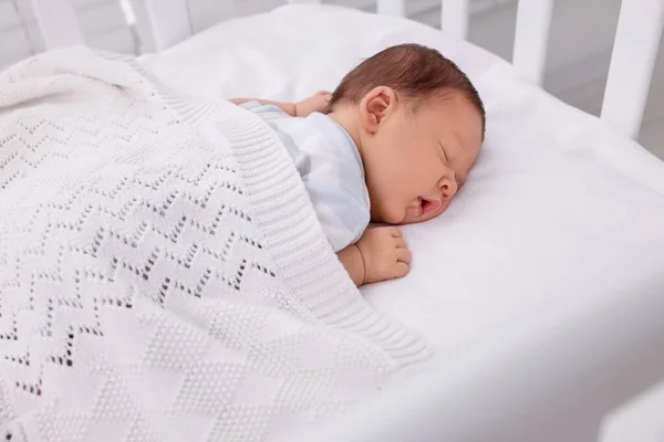 Lindo Bebé Recién Nacido Durmiendo Bajo Cuadros Blancos Cuna —  Fotos de Stock