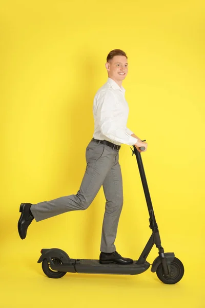 Homem Feliz Montando Moderna Scooter Chute Elétrico Fundo Amarelo — Fotografia de Stock