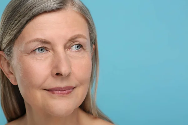 Potret Wanita Senior Dengan Kulit Tua Dengan Latar Belakang Biru — Stok Foto