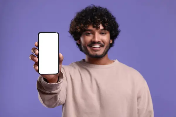Hombre Sonriente Guapo Mostrando Teléfono Inteligente Sobre Fondo Violeta Enfoque —  Fotos de Stock