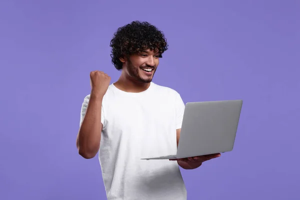 Hombre Feliz Con Portátil Sobre Fondo Púrpura Espacio Para Texto — Foto de Stock
