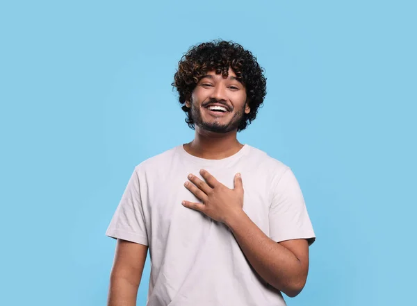 Hombre Sonriente Guapo Sobre Fondo Azul Claro — Foto de Stock