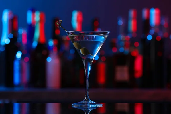 Copa Martini Con Cóctel Aceitunas Mostrador Del Bar —  Fotos de Stock
