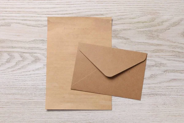 Umschlag Und Blatt Pergamentpapier Auf Weißem Holztisch Flache Lage — Stockfoto