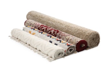 Beyaz arka planda yuvarlanmış halılar. İç öge