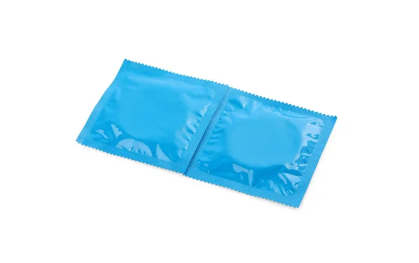 白に隔離されたコンドームパッケージ 安全なセックス — ストック写真