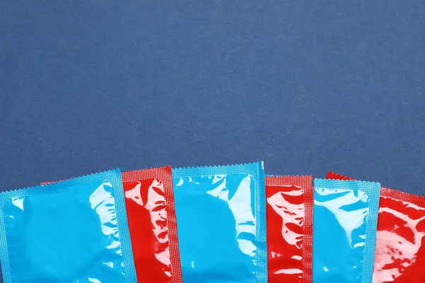 Kondompaket Blå Bakgrund Platt Låg Med Plats För Text Säkert — Stockfoto