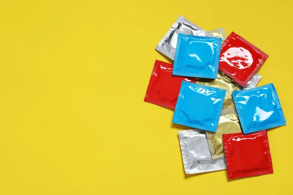 Pacchetti Preservativo Sfondo Giallo Layout Piatto Spazio Testo Sesso Sicuro — Foto Stock