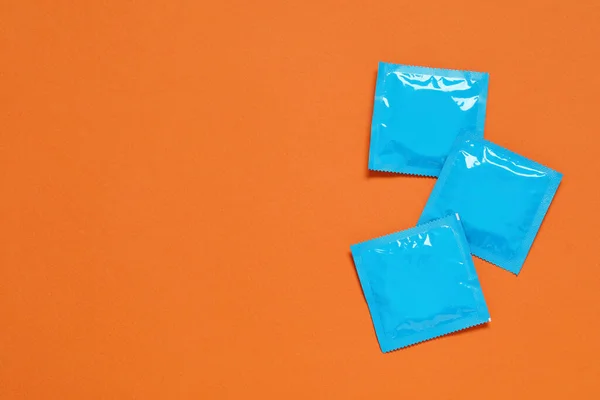 Pacchetti Preservativo Sfondo Arancione Flat Lay Spazio Testo Sesso Sicuro — Foto Stock