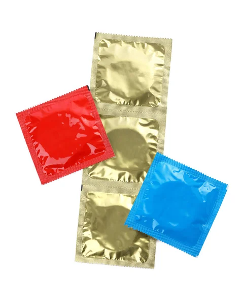 ホワイト トップビューで隔離されたコンドームパッケージ 安全なセックス — ストック写真