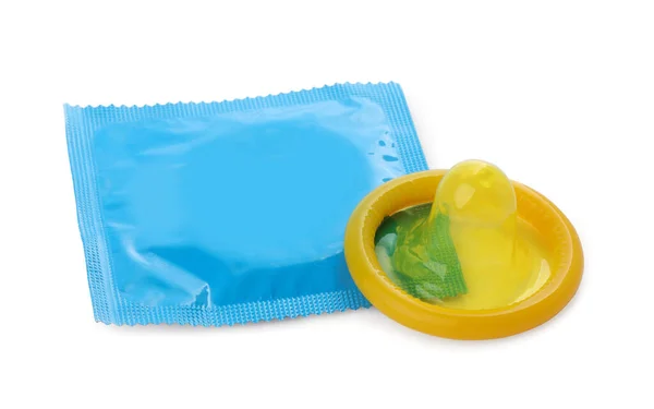 白で隔離されたパッケージおよび未詰められた黄色いコンドーム 安全なセックス — ストック写真