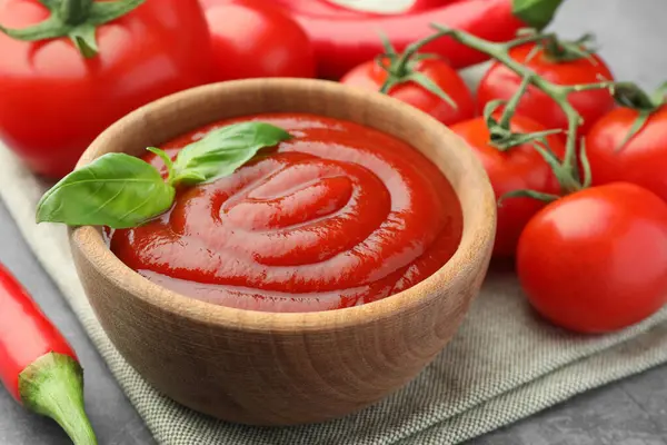 Skål Välsmakande Ketchup Och Ingredienser Ljusgrå Bord Närbild — Stockfoto