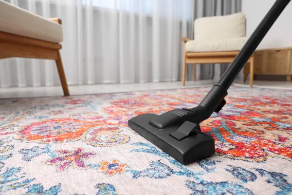 Mitarbeiter Der Chemischen Reinigung Saugen Teppich Mit Staubsauger Innenräumen Platz — Stockfoto