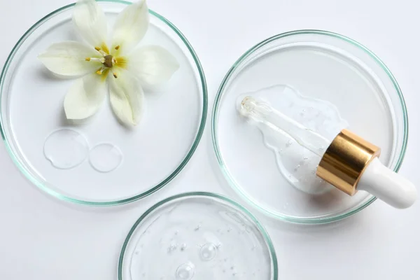 Посуд Петрі Зразками Косметичної Олії Піпетки Красивої Квітки Білому Тлі — стокове фото