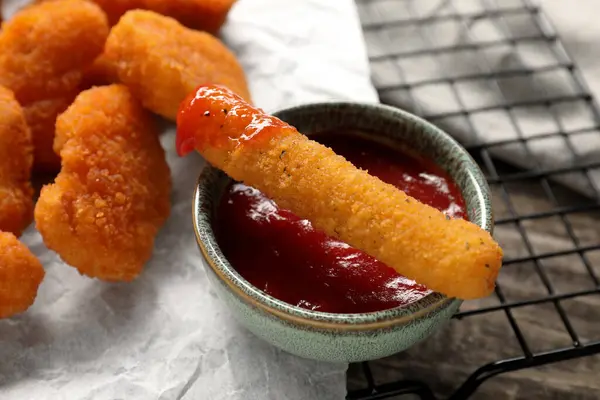 Smaklig Kyckling Nuggets Ost Pinne Och Ketchup Bordet Närbild — Stockfoto
