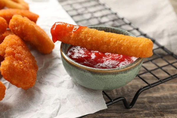 Smaklig Kyckling Nuggets Ost Pinne Och Ketchup Träbord Närbild — Stockfoto