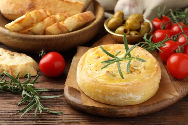 Ahşap masada servis edilen lezzetli peynirli krem peynir, yakın plan.