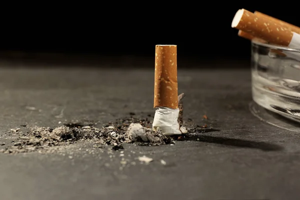 Aschenbecher Und Verbrannte Zigaretten Auf Schwarzem Tisch Nahaufnahme Kein Rauchverbot — Stockfoto