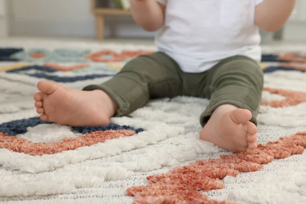 Bebé Sentado Una Alfombra Suave Interior Primer Plano — Foto de Stock