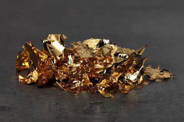Kousky Jedlého Zlatého Listu Tvarovaném Stole Detailní Záběr — Stock fotografie