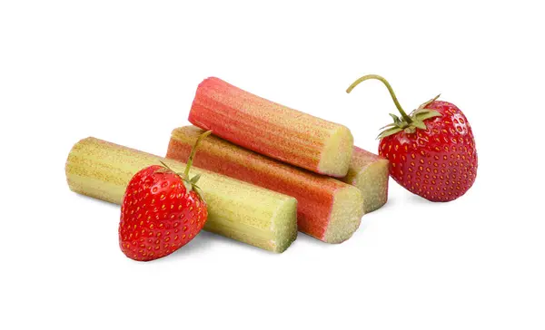 用新鲜大黄和草莓制成的茎状物 用白色隔开 — 图库照片