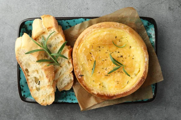 おいしい焼きのブリーチーズ グレーテーブルにパンとローズマリーのプレート トップビュー — ストック写真