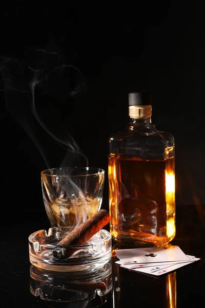 Schwelende Zigarre Aschenbecher Spielkarten Und Whiskey Auf Schwarzer Spiegeloberfläche — Stockfoto