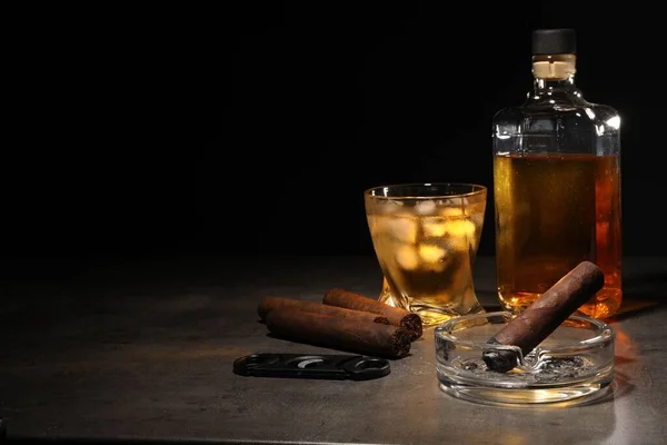 Sigaren Asbak Whisky Snijplotter Grijze Tafel Tegen Zwarte Achtergrond Ruimte — Stockfoto