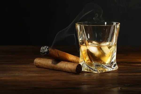 Glas Whisky Mit Eiswürfeln Und Zigarren Auf Holztisch — Stockfoto