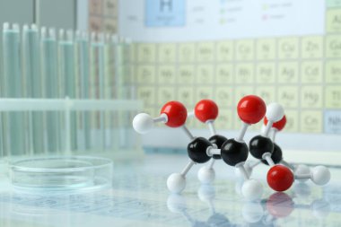 Ayna yüzeyinde moleküler model, yakın plan. Metin için boşluk