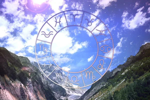 Tierkreisrad Und Schöne Aussicht Auf Die Berge Unter Blauem Himmel — Stockfoto