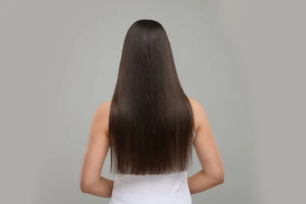 Žena Zdravými Vlasy Ošetření Světle Šedém Pozadí Pohled Zezadu — Stock fotografie