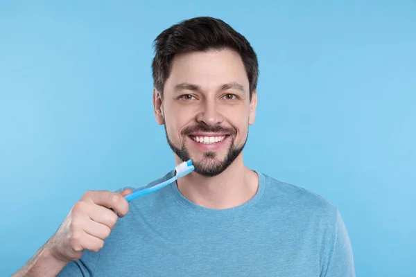 Ευτυχισμένος Άνθρωπος Κρατώντας Πλαστική Οδοντόβουρτσα Γαλάζιο Φόντο — Φωτογραφία Αρχείου