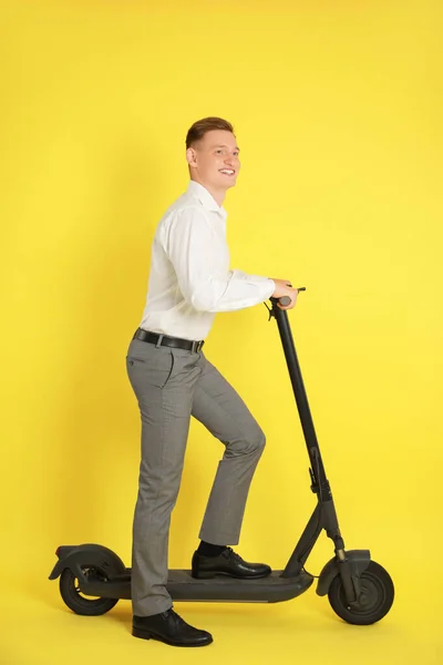 Homem Feliz Com Moderno Scooter Elétrico Pontapé Fundo Amarelo — Fotografia de Stock