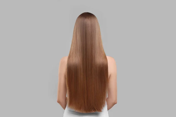 Женщина Здоровыми Волосами Светло Сером Фоне Вид Сзади — стоковое фото