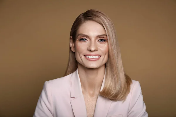 Portret Stylowej Atrakcyjnej Kobiety Blond Włosami Uśmiechniętymi Pastelowym Brązowym Tle — Zdjęcie stockowe