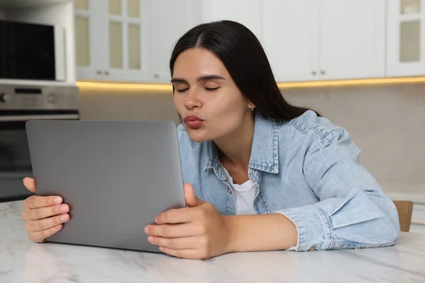 Młoda Kobieta Mając Wideo Czat Przez Laptopa Dmuchanie Pocałunek Przy — Zdjęcie stockowe