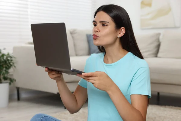 Młoda Kobieta Wideo Czat Przez Laptopa Dmuchanie Pocałunek Domu — Zdjęcie stockowe
