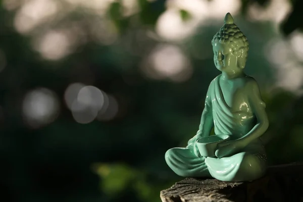 Dekorativ Buddha Staty Stubbe Utomhus Kvällen Utrymme För Text — Stockfoto